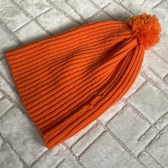2for$10 Hand knit hat with pompo - Picture 5 of 5